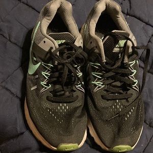 Nike Zoom Winflo 2 Running Sneakers Black and Mint Green Size 7.5